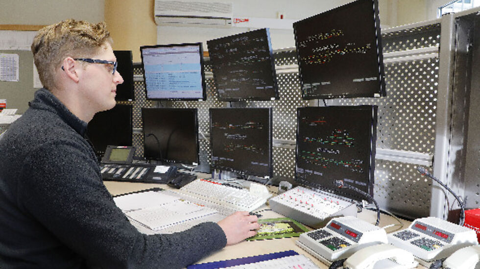 Fahrdienstleiter Tariek Mansour an seinem digitalen Arbeitsplatz. Er bedient das Stellwerk. (Foto: Harry Härtel) Fahrdienstleiter Tariek Mansour an seinem digitalen Arbeitsplatz. Er bedient das Stellwerk. (Foto: Harry Härtel)