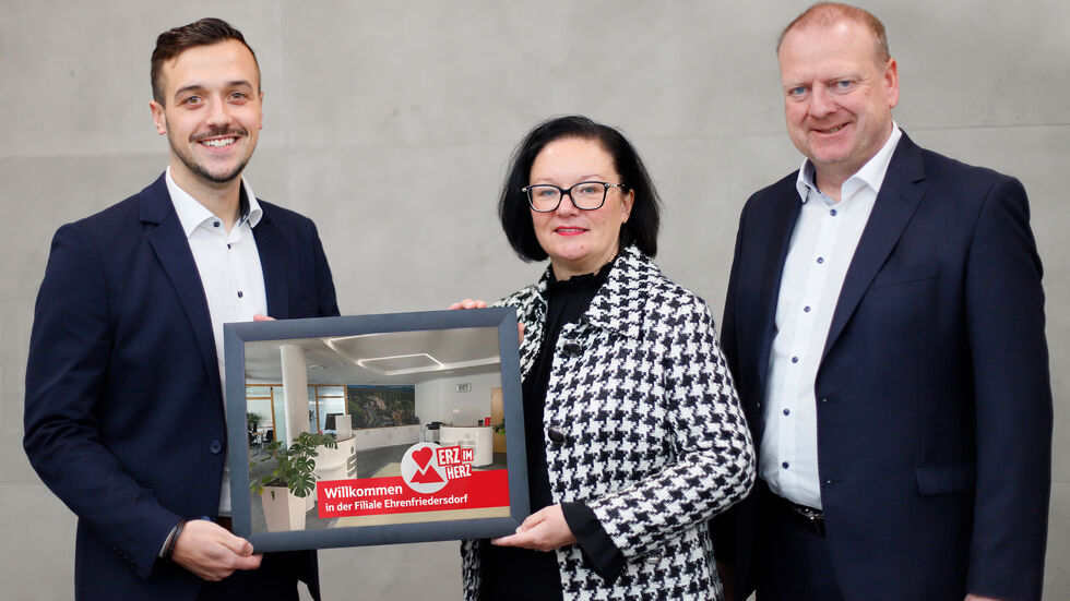 (v.l.n.r.): William Trültzsch (neuer Fili-
alleiter Filialgebiet Ehrenfriedersdorf), Manuela Willimowski (Vorstandsmitglied), Kai Grunert (Bereichsleiter S-Privatkunden).