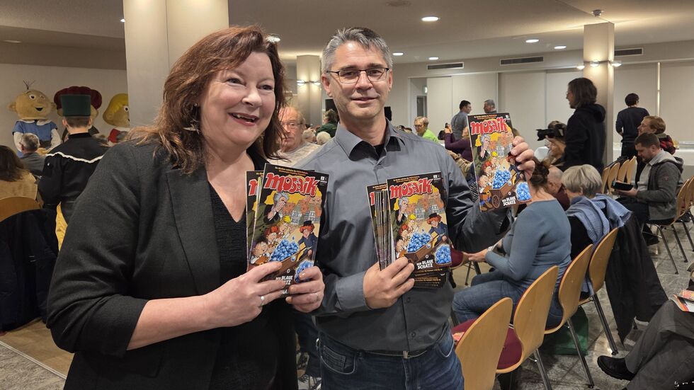 Chefredakteurin Maren Ahrens und Ideengeber René Gutzmerow mit der Sonderausgabe.