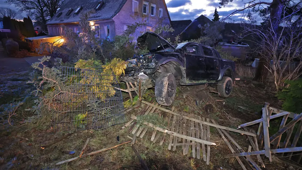 Der Wagen ist offenbar ungebremst durch den Zaun gekracht. Der Wagen ist offenbar ungebremst durch den Zaun gekracht.