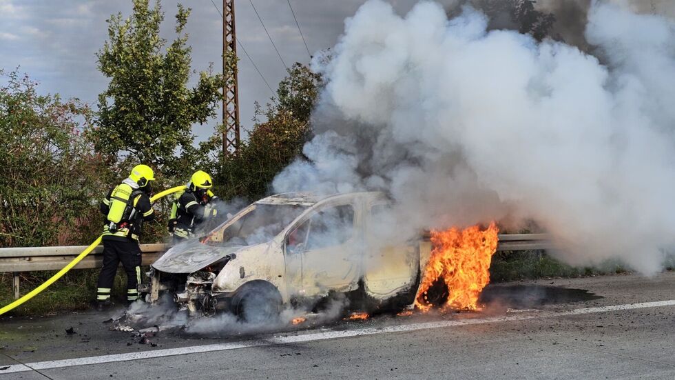 Die Flammen schlagen noch aus dem Heck des Citroen, während Feuerwehrleute den Brand bekämpfen. Die Flammen schlagen noch aus dem Heck des Citroen, während Feuerwehrleute den Brand bekämpfen.