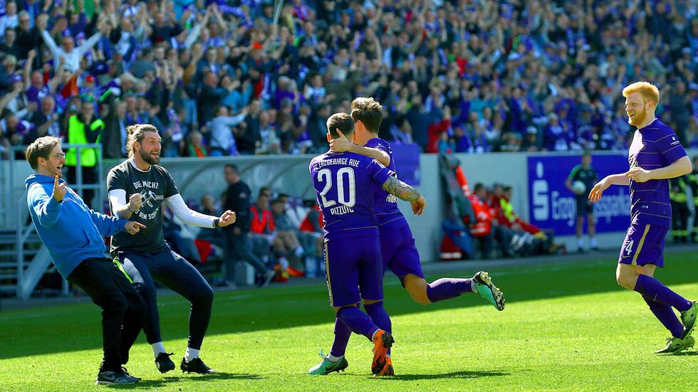 Die Veilchen schlagen St. Pauli mit 2:1. Die Veilchen schlagen St. Pauli mit 2:1.