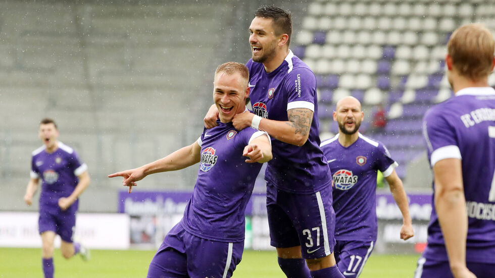 Erzgebirge Aue feiert einen knappen 1:0-Sieg gegen Karlsruhe.