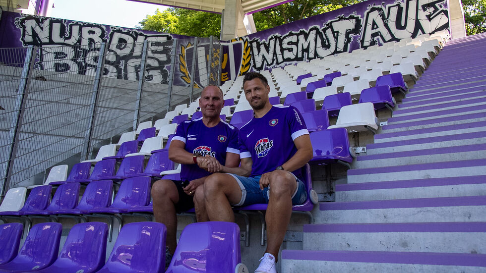 Veilchen-Präsident mit Neuzugang Sören Gonther, der aus Dresden nach Aue wechselt.