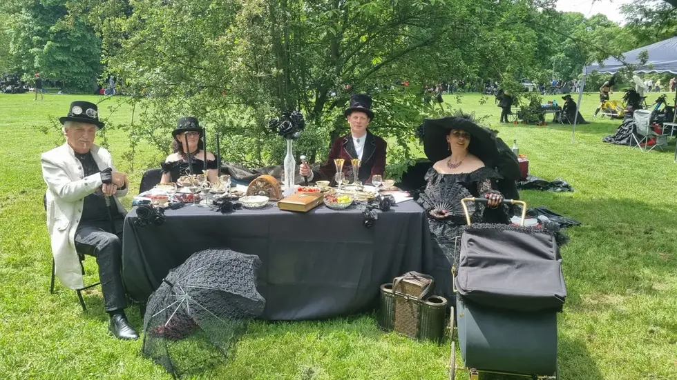 Mit Babywagen. Diese Gruppe gehörte zu den ersten startbereiten Picknick-Besuchern. Mit Babywagen. Diese Gruppe gehörte zu den ersten startbereiten Picknick-Besuchern.