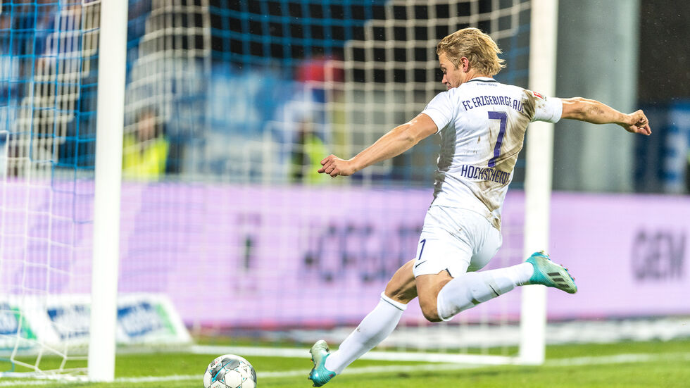 Jan Hochscheidt brachte Aue in Führung, flog aber kurz vor der Halbzeitpause vom Platz Foto: (c) imago images / Eibner