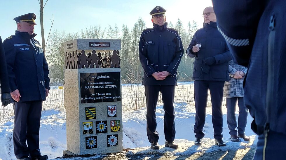 Vor einer Woche jährte sich zum ersten Mal der Todestag von Maximilian Stoppa. Ihm zu Ehren wurde ein Gedenkstein aufgestellt. Vor einer Woche jährte sich zum ersten Mal der Todestag von Maximilian Stoppa. Ihm zu Ehren wurde ein Gedenkstein aufgestellt.