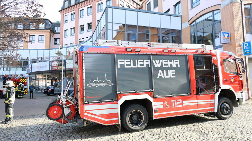 Die Feuerwehr konnte dank des schnellen Notrufs Schlimmeres verhindern. Die Feuerwehr konnte dank des schnellen Notrufs Schlimmeres verhindern.