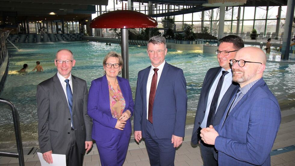 Geschäftsführer Mike Kirsch, Tourismusministerin Barbara Klepsch, Oberbürgermeister André Heinrich, Badleiter Rico Rothe und Staatssekretär Thomas Kralinski (vr.n.l.) bei der Fördermittelübergabe. Geschäftsführer Mike Kirsch, Tourismusministerin Barbara Klepsch, Oberbürgermeister André Heinrich, Badleiter Rico Rothe und Staatssekretär Thomas Kralinski (vr.n.l.) bei der Fördermittelübergabe.