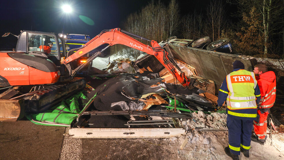 11 Tonnen Kunststoffgranulat mussten mit einem Bagger entfernt werden, bevor die eigentliche Bergung losgehen konnte.