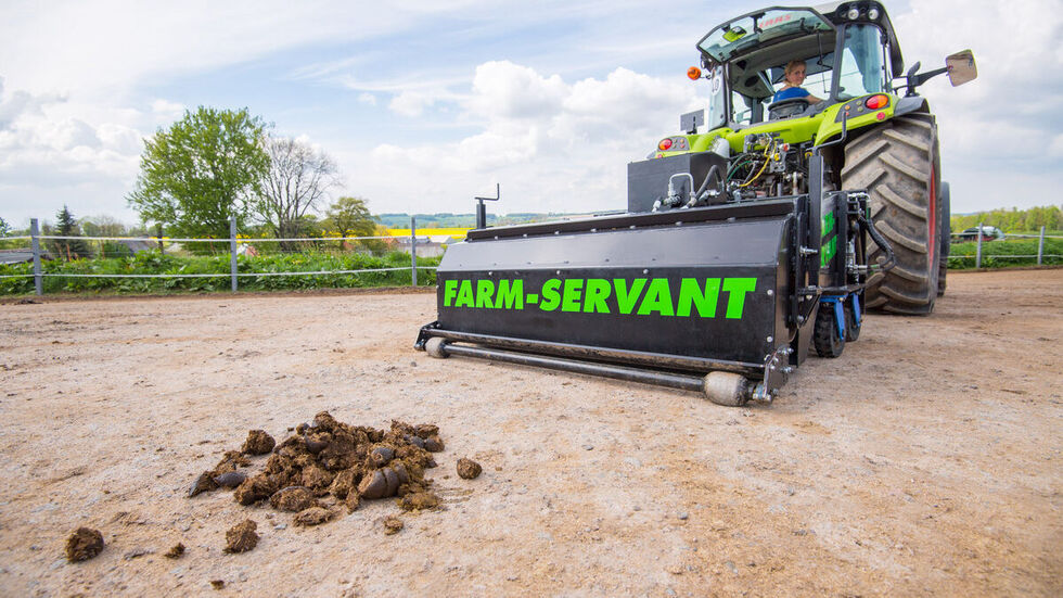 Die Maschine heißt übrigens „FARM-SERVANT“, zu Deutsch „Hofdiener“ und mittlerweile ist sie sogar patentiert. Foto © Georg Ulrich Dostmann/ ERZ-Foto.
Die Maschine heißt übrigens „FARM-SERVANT“, zu Deutsch „Hofdiener“ und mittlerweile ist sie sogar patentiert. Foto © Georg Ulrich Dostmann/ ERZ-Foto.