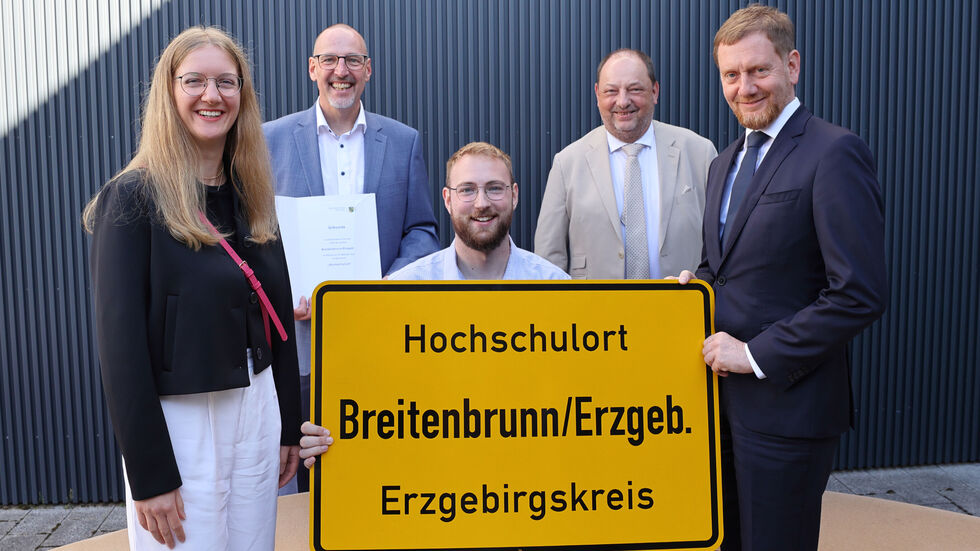 Ministerpräsident Michael Kretschmer (rechts) übergab am Freitag die Urkunde an Bürgermeister Lars Dsaak (zweiter von links). Ministerpräsident Michael Kretschmer (rechts) übergab am Freitag die Urkunde an Bürgermeister Lars Dsaak (zweiter von links).