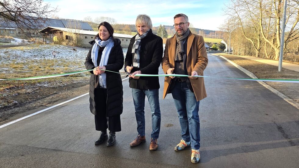 Lasuv-Niederlassungsleiterin Katrin Backofen, Bürgermeister Jörg Klaffenbach und der ehemalige Verkehrsminister Martin Dulig (v.l.n.r.) eröffnen die neue Straße. Lasuv-Niederlassungsleiterin Katrin Backofen, Bürgermeister Jörg Klaffenbach und der ehemalige Verkehrsminister Martin Dulig (v.l.n.r.) eröffnen die neue Straße.