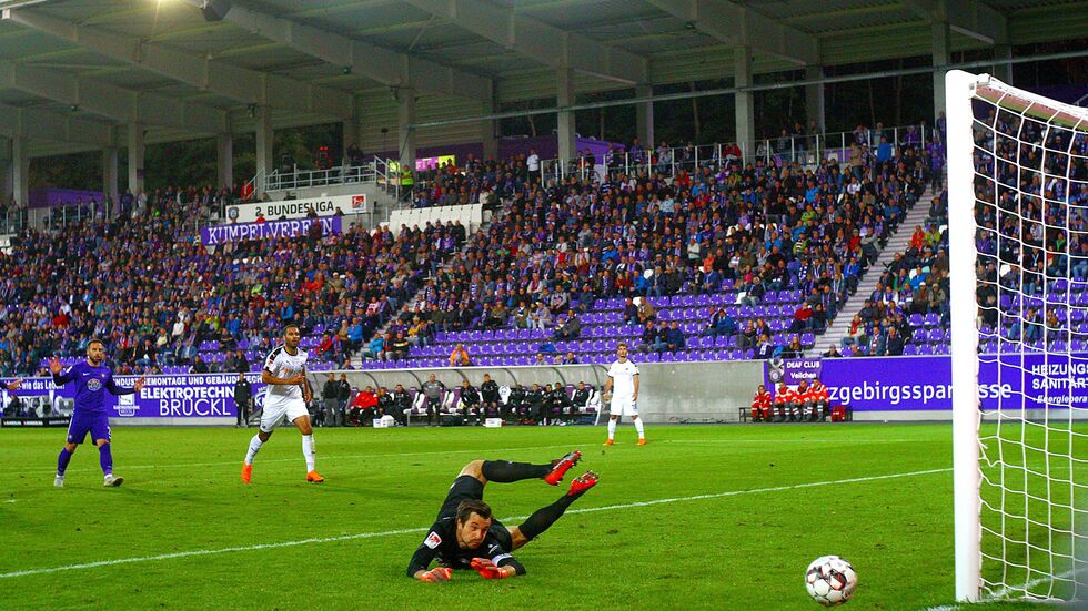 Andrew Wooten erzielt das 1:0 für Sandhausen, Martin Männel hat das Nachsehen Andrew Wooten erzielt das 1:0 für Sandhausen, Martin Männel hat das Nachsehen