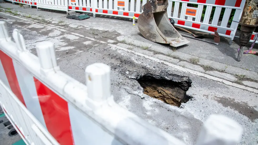 Oberhalb der Berufsschule klafft das Loch in der Fahrbahn und reicht mehrere Meter in die Tiefe. Oberhalb der Berufsschule klafft das Loch in der Fahrbahn und reicht mehrere Meter in die Tiefe.