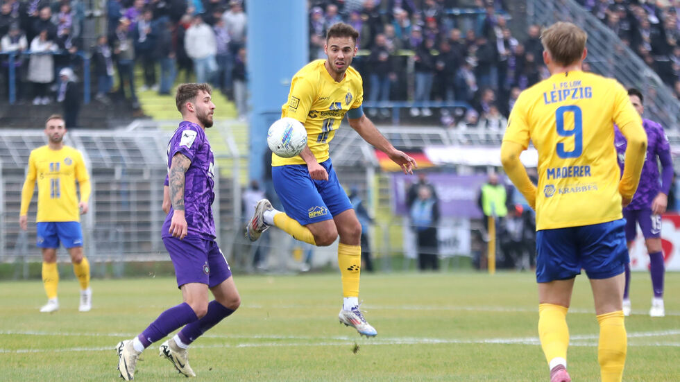 Farid Abderrahmane (Lok Leipzig in der Luft) im Zweikampf gegen Eric Uhlmann (Erzgebirge Aue) Farid Abderrahmane (Lok Leipzig in der Luft) im Zweikampf gegen Eric Uhlmann (Erzgebirge Aue)