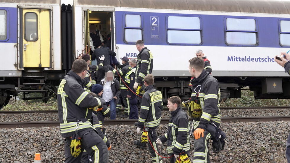 Einsatzkräfte evakuierten rund 200 Fahrgäste. Einsatzkräfte evakuierten rund 200 Fahrgäste.