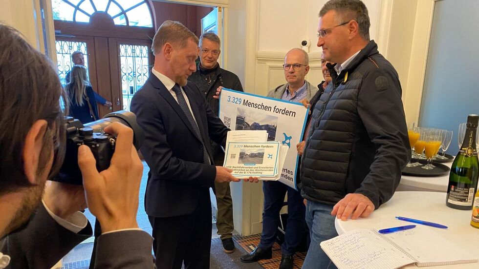 Kai Schüler, Torsten Wolf, Jürgen Uhlig und Jürgen Mädler (v.l.) von der Bürgerinitiative übergaben MP Michael Kretschmer die Petition mit den 3.329 Unterschriften. Kai Schüler, Torsten Wolf, Jürgen Uhlig und Jürgen Mädler (v.l.) von der Bürgerinitiative übergaben MP Michael Kretschmer die Petition mit den 3.329 Unterschriften.