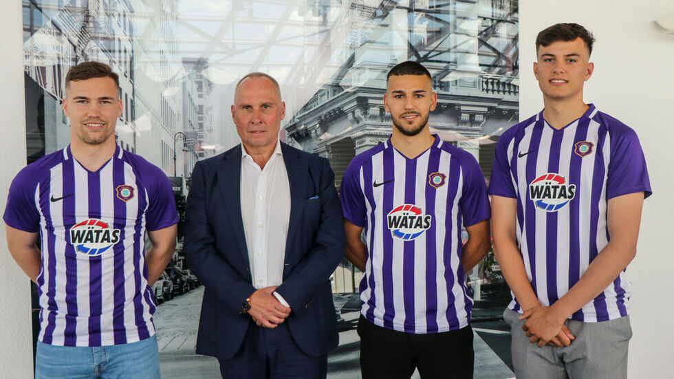 Anthony Barylla, Veilchenpräsident Helge Leonhardt, Soufiane Messeguem und Soufiane Messeguem und Ramzi Ferjani (v.l.n.r.) nach der Vertragsunterzeichnung. Anthony Barylla, Veilchenpräsident Helge Leonhardt, Soufiane Messeguem und Soufiane Messeguem und Ramzi Ferjani (v.l.n.r.) nach der Vertragsunterzeichnung.