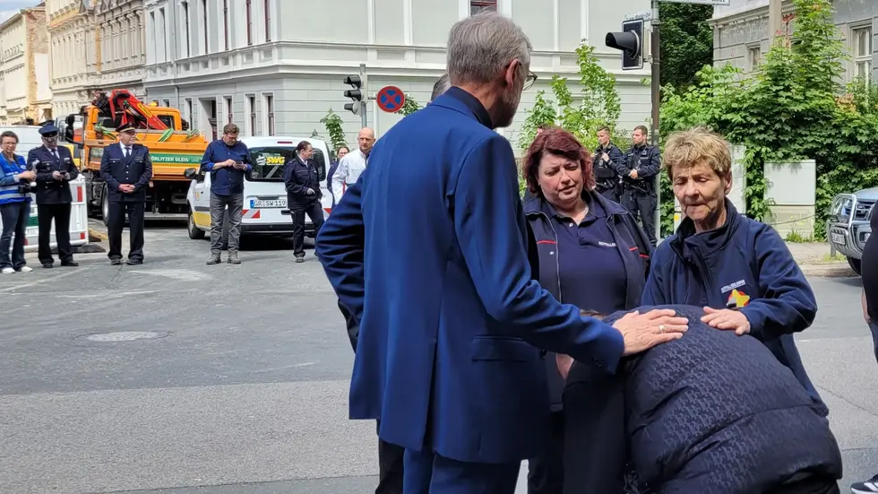 Sachsens Innenminister tröste einen Angehörigen der beiden vermissten Rumäninnen, ihren Lebensgefährten. Sachsens Innenminister tröste einen Angehörigen der beiden vermissten Rumäninnen, ihren Lebensgefährten.