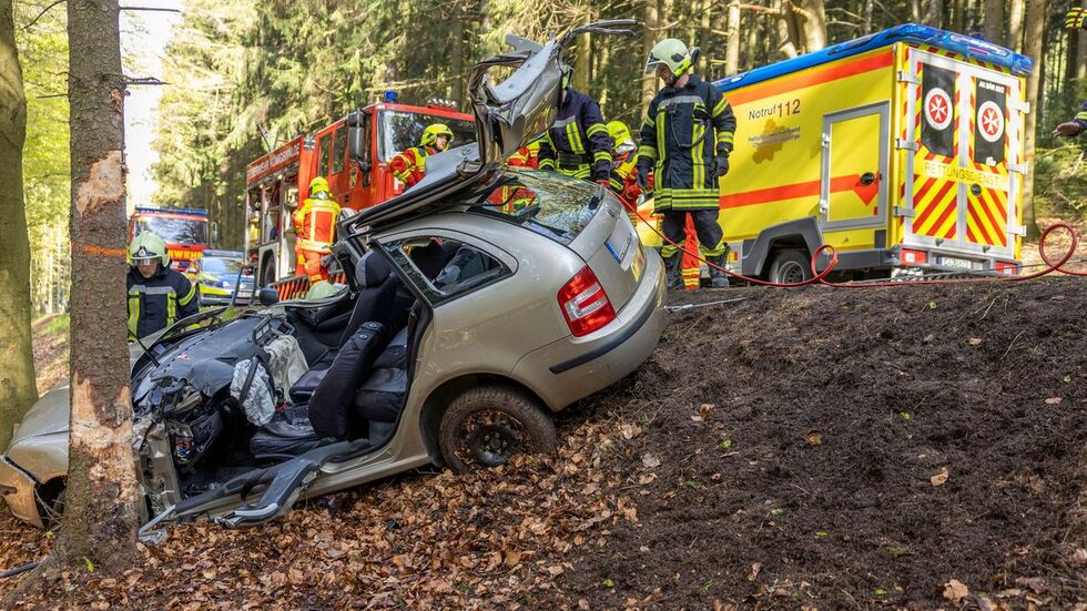 Türen und Dach mussten entfernt werden, um den Fahrer aus dem Fahrzeug zu bekommen. Türen und Dach mussten entfernt werden, um den Fahrer aus dem Fahrzeug zu bekommen.