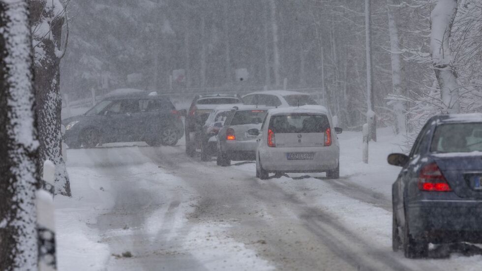 Autos hängen in Crottendorf auf der Neudorfer Straße fest. Autos hängen in Crottendorf auf der Neudorfer Straße fest.