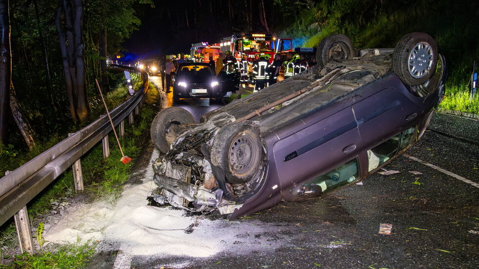 Warum der Fahrer des Renault von der Straße abgekommen war, ist noch unklar. Warum der Fahrer des Renault von der Straße abgekommen war, ist noch unklar.