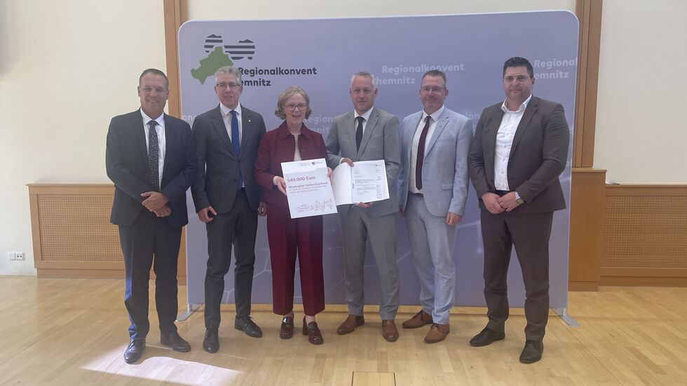Infrastrukturministerin Regina Kraushaar übergibt den Fördermittelbescheid Carsten Michaelis, Landrat Zwickau - neben ihm Sven Krüger, Landrat Mittelsachsen, und Thomas Hennig, Landrat Vogtland (ganz rechts); neben der Ministerin Ralph Burghart, Bürgermeister Chemnitz, und Rico Anton, Landrat Erzgebirge (ganz links) Infrastrukturministerin Regina Kraushaar übergibt den Fördermittelbescheid Carsten Michaelis, Landrat Zwickau - neben ihm Sven Krüger, Landrat Mittelsachsen, und Thomas Hennig, Landrat Vogtland (ganz rechts); neben der Ministerin Ralph Burghart, Bürgermeister Chemnitz, und Rico Anton, Landrat Erzgebirge (ganz links)