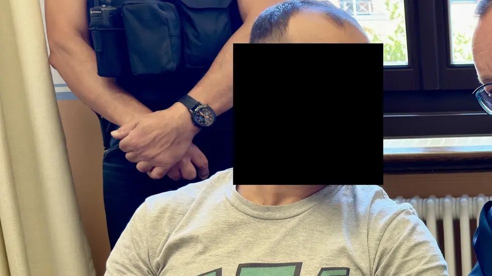 Beschuldigter Afghane mit seinem Verteidiger in einem anderen Prozess
