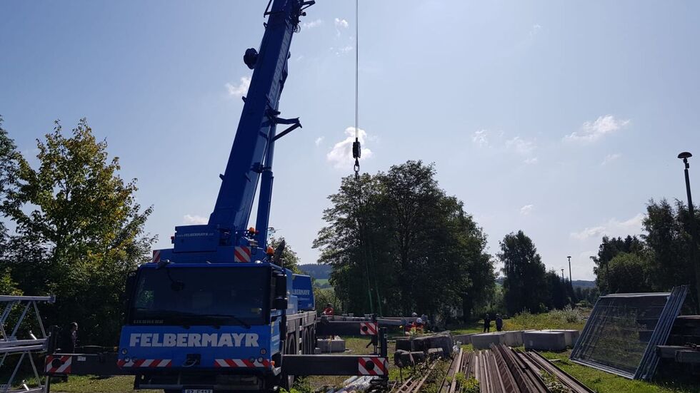 Am Donnerstag wurde der Mast in Schlettau aufgebaut. © Janis Müller