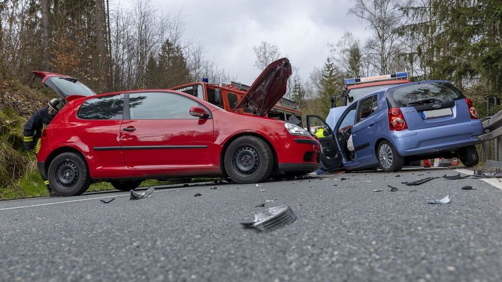 Drei Menschen wurden bei dem Unfall zum Teil schwer verletzt. Drei Menschen wurden bei dem Unfall zum Teil schwer verletzt.