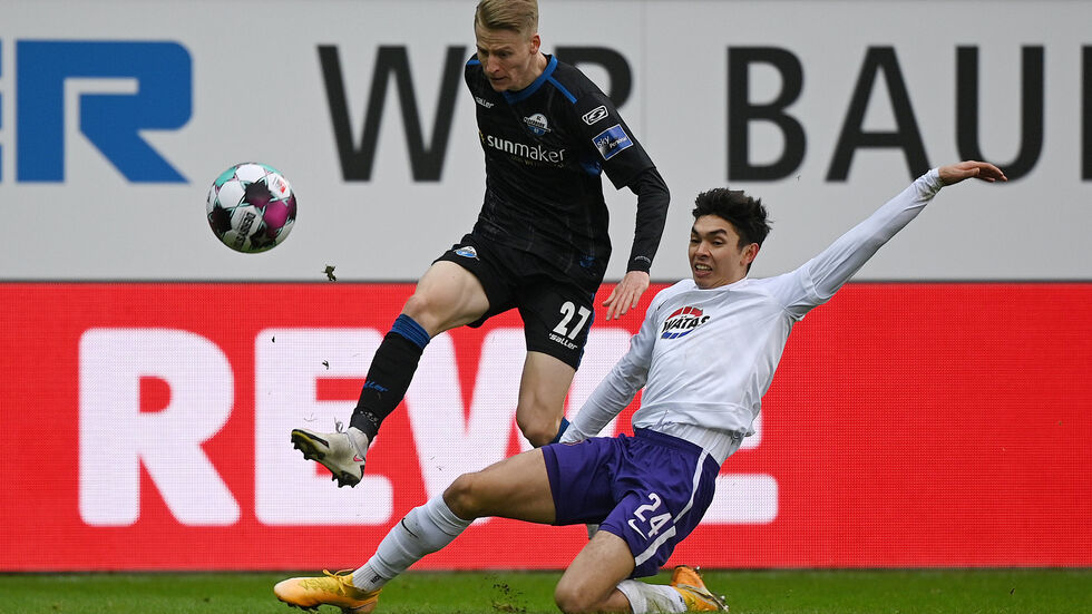 John-Patrick Strauß versucht es gegen Paderborns Chris Führich mit einer Grätsche