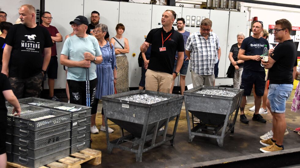 Betriebsleiter Alexander Langklotz (Mitte) bei einer Betriebsführung. Betriebsleiter Alexander Langklotz (Mitte) bei einer Betriebsführung.