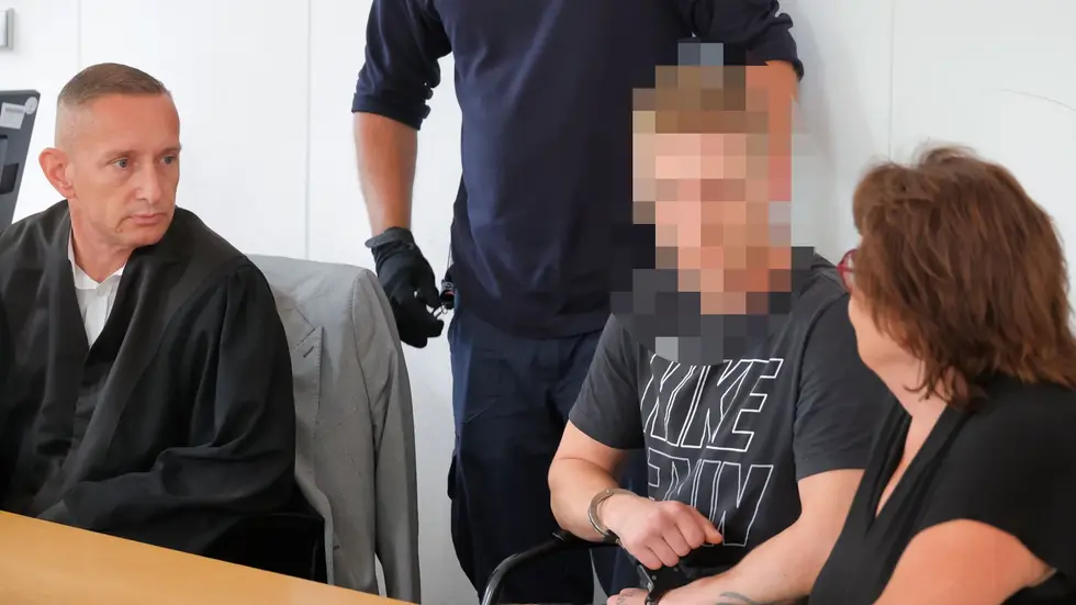 Der Angeklagte wurde in Handschellen in den Gerichtssaal geführt. Der Angeklagte wurde in Handschellen in den Gerichtssaal geführt.