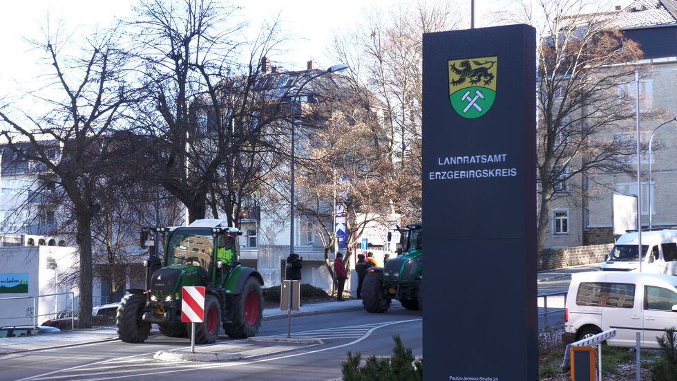 Ein Fahrzeugkorso fuhr laut hupend am Landratsamt in Annaberg vorbei. Ein Fahrzeugkorso fuhr laut hupend am Landratsamt in Annaberg vorbei.