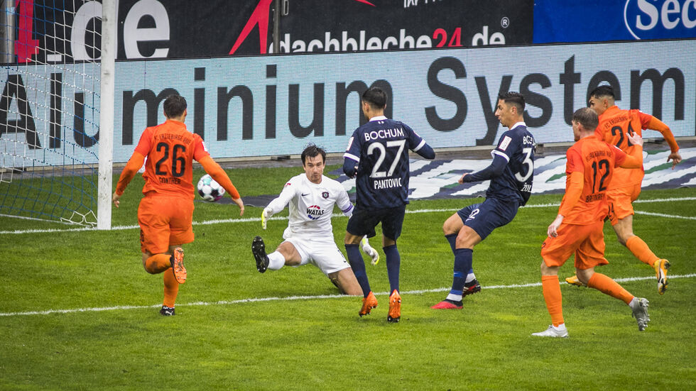 Torhüter Martin Männel ist chancenlos beim Tor zum 1:0 für Bochum durch Robert Zulj