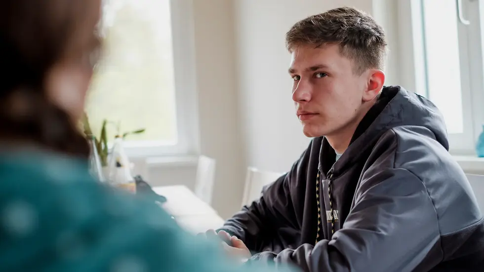 Fragen, Zweifel, Herausforderungen – die Programme „Verrückt? Na und!“ und „Aufmachen!“ stärken Jugendliche im Umgang mit psychischen Krisen. Fragen, Zweifel, Herausforderungen – die Programme „Verrückt? Na und!“ und „Aufmachen!“ stärken Jugendliche im Umgang mit psychischen Krisen.