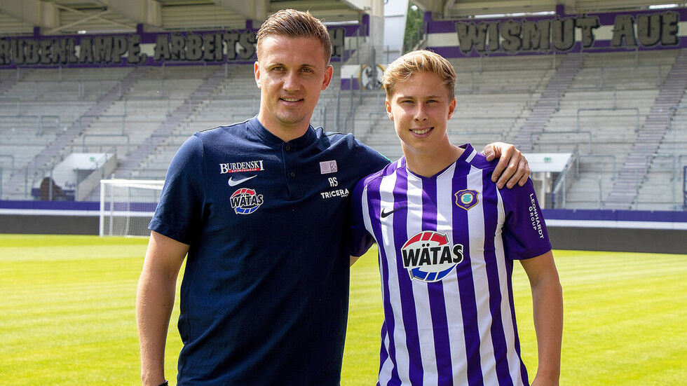 Aue Chefcoach Aliaksey Shpileuski mit Neuzugang Sam Schreck.