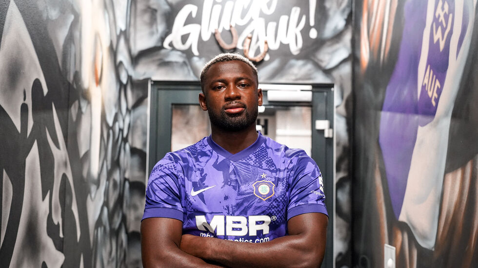 Verstärkung für die Defensive: Aue hat Jamilu Collins verpflichtet. Verstärkung für die Defensive: Aue hat Jamilu Collins verpflichtet.