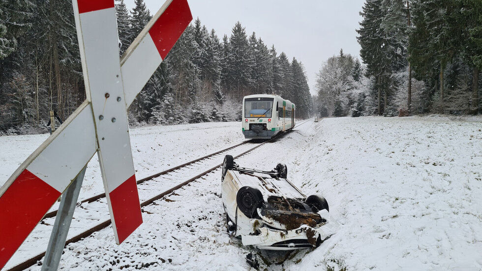 Zugführer und Insasse der Bahn blieben unverletzt.