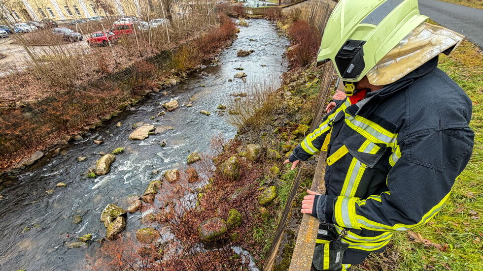 Die Feuerwehr sichtete den Bereich und errichtete eine Ölsperrre. Die Feuerwehr sichtete den Bereich und errichtete eine Ölsperrre.