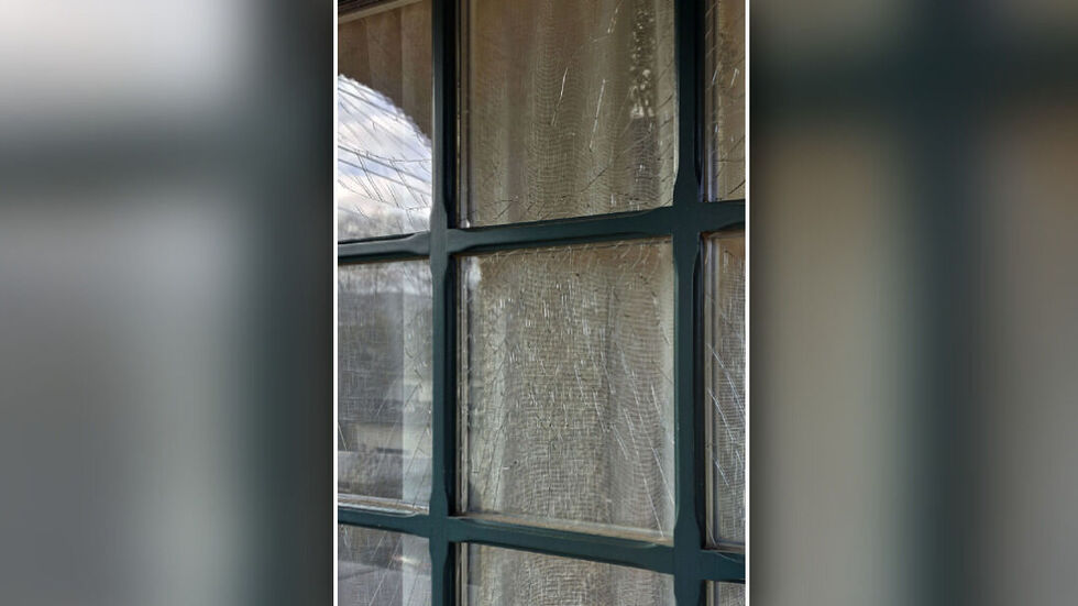 Durch die Sprengung gingen Scheiben zu Bruch. Durch die Sprengung gingen Scheiben zu Bruch.