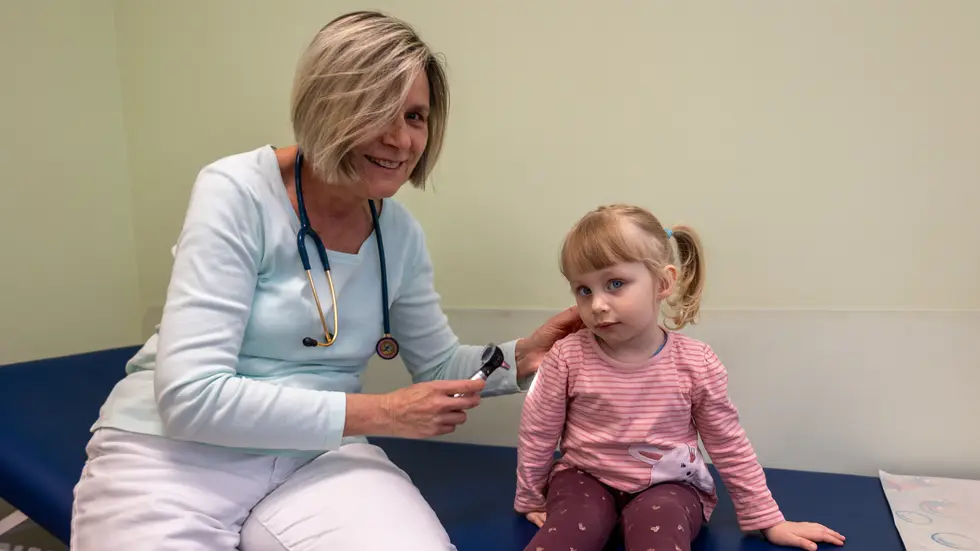 Dipl.-Med. Kathrin Baumann mit der kleinen Lotte. Ende 2026 wird die Ärztin ihre Praxis aufgeben. Ein Nachfolger soll dringend her.