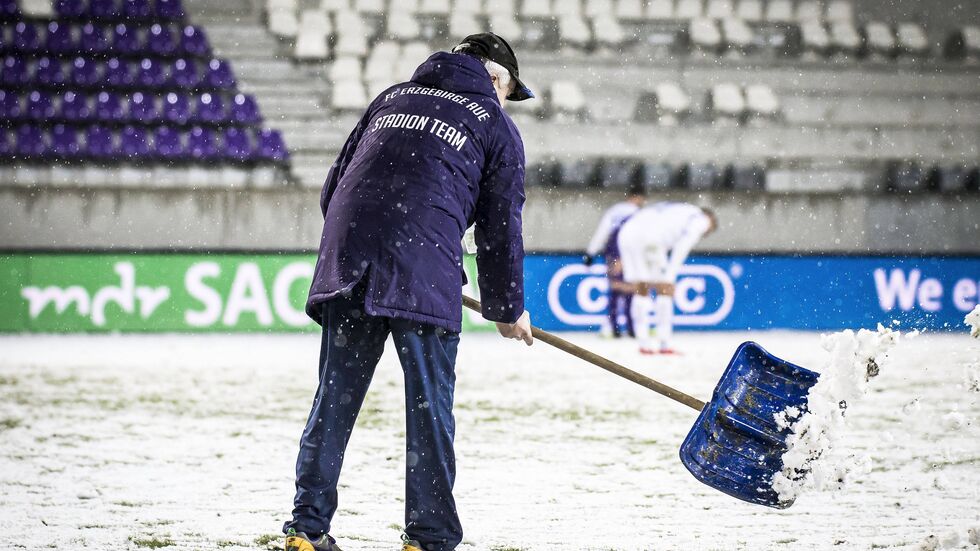 Das Heimspiel der Veilchen gegen den 1. FC Köln fällt aufgrund anhaltender Schneefälle aus. Das Heimspiel der Veilchen gegen den 1. FC Köln fällt aufgrund anhaltender Schneefälle aus.