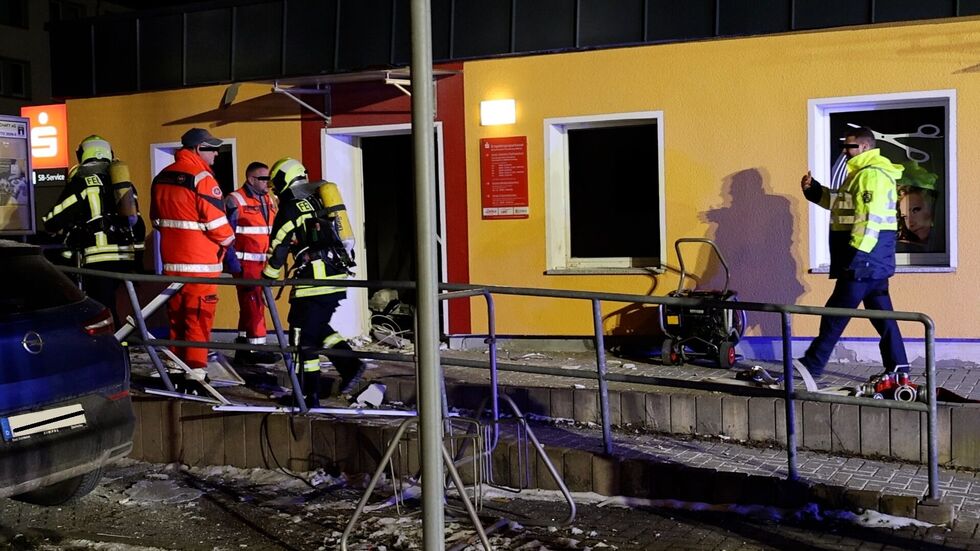Kurz vor 3:00 Uhr in der Nacht wurden Feuerwehr, Rettungsdienst und Polizei alarmiert. Kurz vor 3:00 Uhr in der Nacht wurden Feuerwehr, Rettungsdienst und Polizei alarmiert.