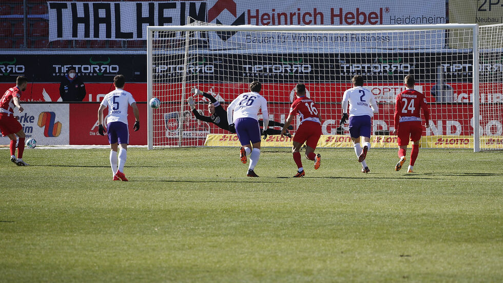 Martin Maennel hält in Heidenheim gleich zwei Elfmeter - hier den von FCH-Spieler Denis Thomalla