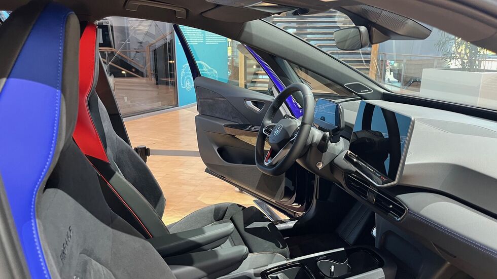 Für die Sonderedition "Fire + Ice" wurde am und im Auto mit den Farben rot und blau gespielt Für die Sonderedition "Fire + Ice" wurde am und im Auto mit den Farben rot und blau gespielt