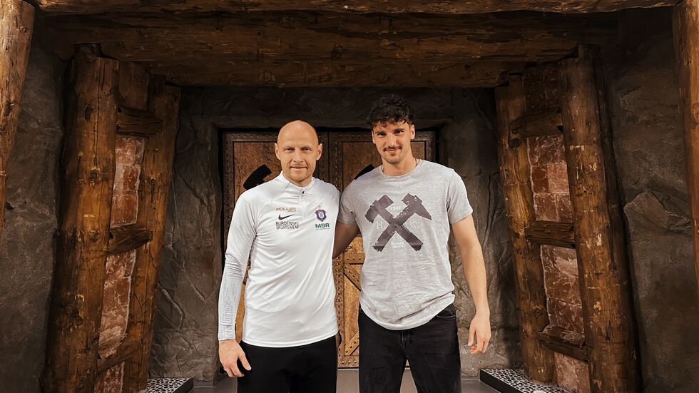 Von den Kleeblättern zu den Veilchen: Neuzugang Ricky Bornstein (rechts) mit FCE-Sportchef Matthias Heidrich. Von den Kleeblättern zu den Veilchen: Neuzugang Ricky Bornstein (rechts) mit FCE-Sportchef Matthias Heidrich.