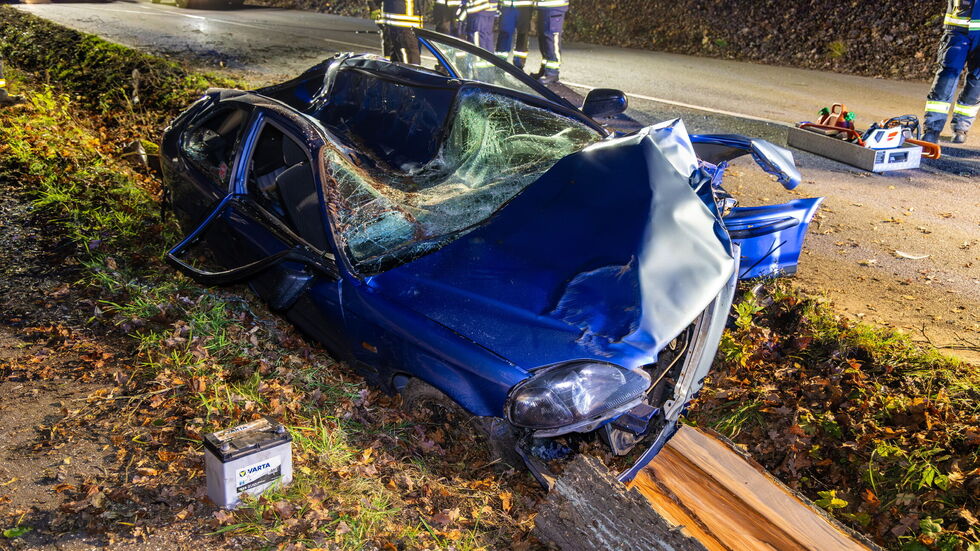 Der Wagen wurde völlig demoliert. Der Wagen wurde völlig demoliert.