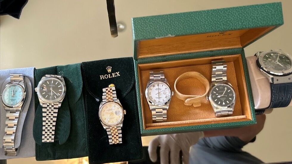 Bei den Durchsuchungen wurden neben Beweisen auch 150.000 Dollar und wertvolle Uhren gefunden. Bei den Durchsuchungen wurden neben Beweisen auch 150.000 Dollar und wertvolle Uhren gefunden.